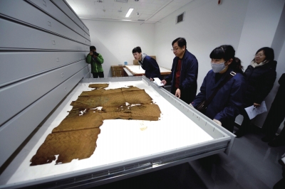 萬歷皇帝穿過的龍袍已經(jīng)碎裂失去色彩。