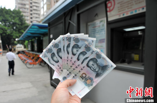 “如果是千元左右的跨行轉(zhuǎn)賬，都會(huì)先充值到支付寶，然后再轉(zhuǎn)到相應(yīng)銀行賬戶中”，肩負(fù)3000多元月供的北京白領(lǐng)小李告訴中新網(wǎng)記者，這樣操作起來方便、省時(shí)，還免去下載好幾個(gè)銀行客戶端的麻煩。