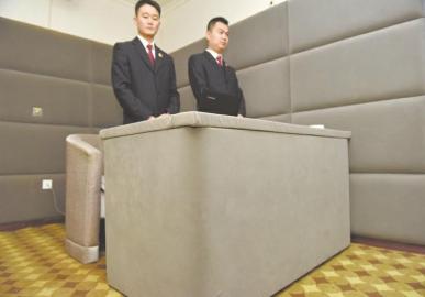 審訊室、居住室內(nèi)的桌椅板凳都進(jìn)行了軟包。