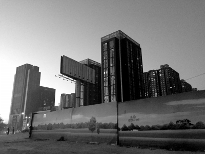 荒地西、南、北三面被2米多高的圍欄圍住。