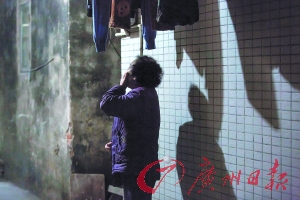 女姐在講述自己老伴幾年前在保姆的“照料”下去世的經(jīng)歷，神色悲傷。廣州日?qǐng)?bào)記者陳憂子 實(shí)習(xí)生郭嘉亮攝