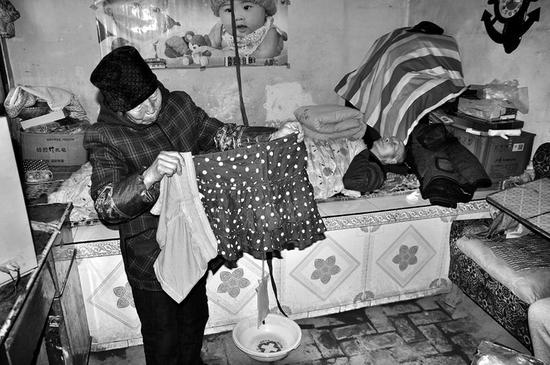 給爺爺?shù)芥?zhèn)上領(lǐng)過冬的福利，卻領(lǐng)回短裙短褲