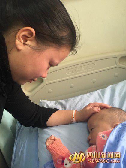 徐女士看著睡著的兒子，心里為手術費發(fā)愁