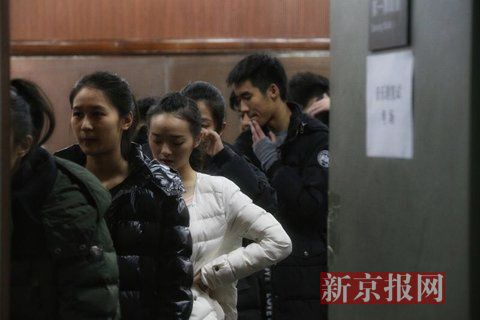 音樂劇系考生在備考區(qū)域等待考試。新京報(bào)記者 周崗峰 攝