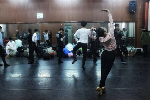 音樂劇系考生在備考區(qū)域等待考試。新京報(bào)記者 周崗峰 攝