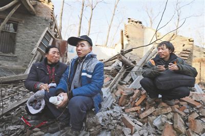 2014年1月，取保候?qū)彽乃螤幑夂透改缚粗鴼垟〉姆孔?，默默流淚