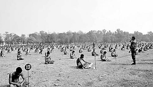 印度軍隊(duì)“只穿內(nèi)褲考試”防作弊 考生：沒(méi)得選擇