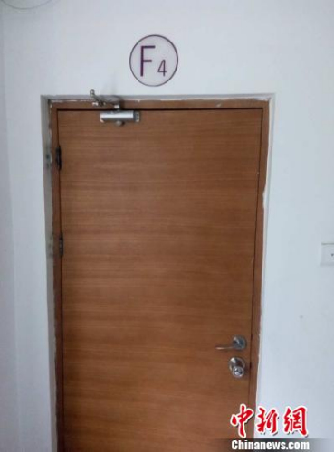 6日，事發(fā)樓層四層消防通道門被封死。呂春榮 攝