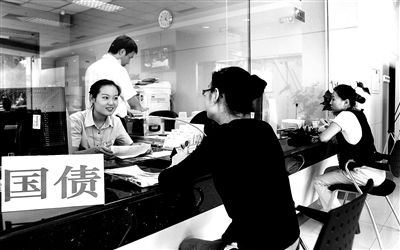 由于網銀和柜臺同時開售，部分銀行網點甚至來不及賣出一筆就發(fā)現額度全部被搶光供圖/視覺中國