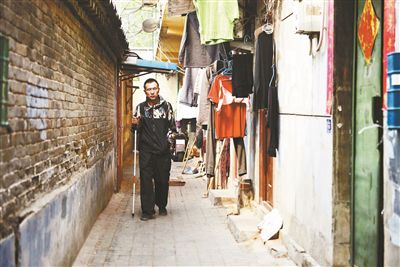 雖然曾被報道擁有兩套房產(chǎn)，李大鵬實際的租住地在一片棚戶區(qū)里