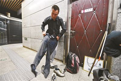 只有在賣藝時，李大鵬才會換上破舊的衣服