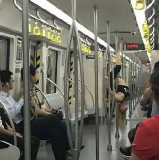 女子在地鐵上跳鋼管舞。