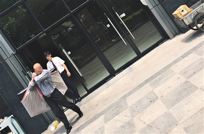 昨日11時(shí)許，新華聯(lián)國際公寓門口，一男子將電視等賭具轉(zhuǎn)移，后被警方控制