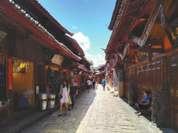 6月3日中午，麗江古城街道上游客稀少。