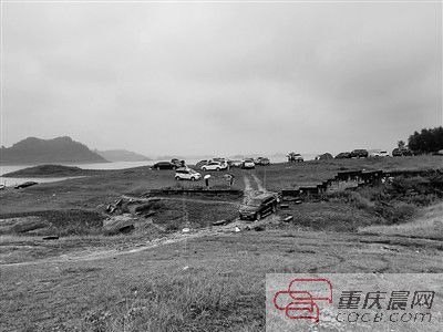 10日，約30輛自駕車被困在長壽湖的這片湖灘上。