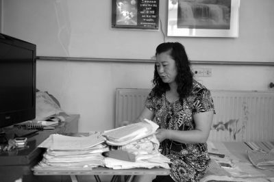 原偉東的姐姐在家整理材料。京華時(shí)報(bào)記者陶冉攝