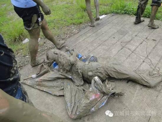 70歲老人深陷淤泥12小時(shí) 70歲老人深陷淤泥12小時(shí)