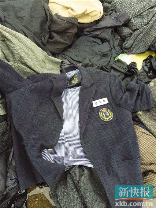 現(xiàn)場(chǎng)查獲的一件韓國(guó)校服。 鄭雁虹/攝