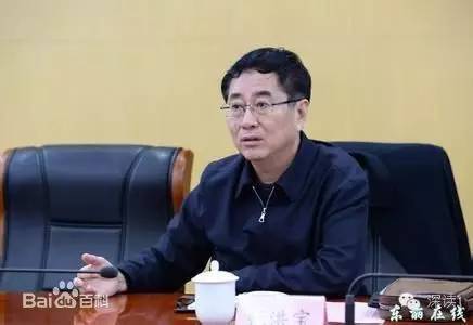 通報(bào)指出，張洪寶眼看著幾年前還不知名的個(gè)體老板搖身一變成為大企業(yè)家，心里既艷羨又發(fā)酸，滋生了“我為他們贏得了好的發(fā)展機(jī)遇，收些款物就權(quán)當(dāng)是對(duì)我這些年辛勤工作的一種補(bǔ)償”的念頭。于是他開始熱衷于與身邊的企業(yè)老板拉拉扯扯、勾肩搭背，剛開始只是幾頓飯、幾張卡，日積月累，越陷越深，不給錢不辦事，給了錢才辦事，在東麗人稱