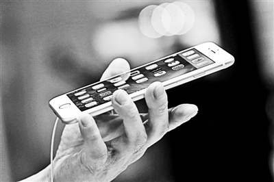 事實(shí)上，很多專業(yè)人士認(rèn)為蘋果回到美國(guó)生產(chǎn)不切實(shí)際的真正原因在于美國(guó)缺乏足夠的產(chǎn)業(yè)工人和配套產(chǎn)業(yè)鏈。一家風(fēng)險(xiǎn)投資公司的合伙人就表示：“目前美國(guó)在消費(fèi)電子產(chǎn)品領(lǐng)域已經(jīng)不具備供應(yīng)鏈。這種供應(yīng)鏈不僅僅指的是原材料和核心部件，而且還包括具有一定能力的熟練技術(shù)工人?！? complete=