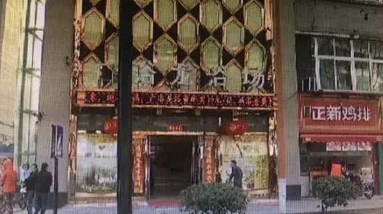 張阿姨說，附近柜臺一名工作人員，說什么也不讓她在這塊走廊哄孫女，幾句不和，雙方吵了起來。