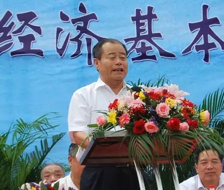 信發(fā)集團(tuán)發(fā)展成為一家集發(fā)電、供熱、氧化鋁、電解鋁、碳素、燒堿、聚氯乙烯、電石、鋁深加工等產(chǎn)業(yè)于一體的現(xiàn)代化大型企業(yè)集團(tuán)，位于山東聊城茌平縣。2016年10月，信發(fā)集團(tuán)董事局主席張學(xué)信在接受山東商報(bào)采訪時(shí)表示，44年企業(yè)沒(méi)有一名員工離職。