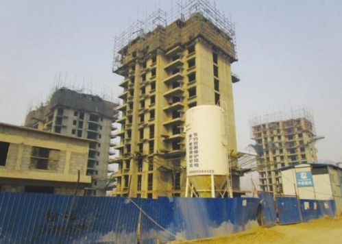 爛尾的現(xiàn)代國際汽貿(mào)城配套住宅項目。