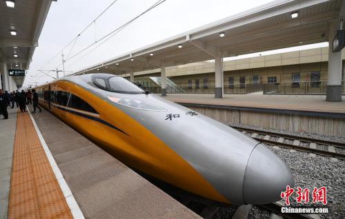 資料圖：2017年3月21日，新型CRH380AJ--0203動(dòng)車組列車“黃醫(yī)生”從蘭州西車站高速場(chǎng)上線，開(kāi)始檢測(cè)寶蘭客專蘭州西站至東岔站間334公里高鐵行車設(shè)備，寶蘭客專（蘭州局管段）聯(lián)調(diào)聯(lián)試正式啟動(dòng)。楊艷敏 攝