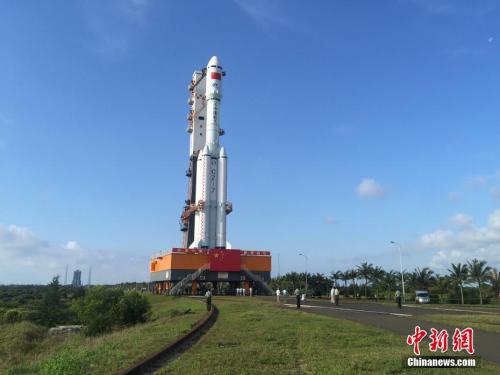 4月17日7時(shí)30分，承載著長(zhǎng)征七號(hào)遙二運(yùn)載火箭與天舟一號(hào)貨運(yùn)飛船組合體的活動(dòng)發(fā)射平臺(tái)，垂直轉(zhuǎn)運(yùn)至發(fā)射區(qū)，標(biāo)志著“天舟一號(hào)”飛行任務(wù)正式進(jìn)入發(fā)射階段。閆寧 攝