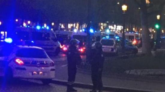據(jù)英國廣播公司（BBC）消息，巴黎警方稱，巴黎中部發(fā)生槍擊事件，一名警察死亡，另一名受傷。