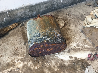 村民參與治理滲坑時使用過的鐵桶，已經(jīng)被嚴重腐蝕。
