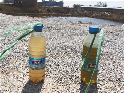 左側(cè)水樣取自化肥廠滲坑經(jīng)過治理的部分，顏色較淺；右側(cè)水樣取自同一滲坑未經(jīng)治理的部分，顏色更深。