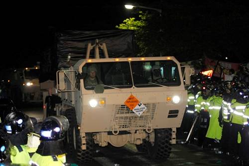 在1000多名警察的護(hù)衛(wèi)下，薩德系統(tǒng)被運(yùn)到星州的高爾夫球場(chǎng)圖據(jù)網(wǎng)絡(luò)