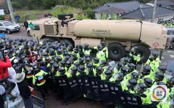 凌晨4時(shí)30分左右，駐韓美軍向“薩德”系統(tǒng)部署地星州高爾夫球場運(yùn)送“薩德”相關(guān)裝備。約有20多輛卡車和軍用拖車進(jìn)入星州高爾夫球場，其中裝有兩臺(tái)導(dǎo)彈發(fā)射架、X波段雷達(dá)及作戰(zhàn)指控中心等裝備。