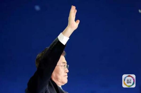 目前民調(diào)領(lǐng)先的共同民主黨候選人文在寅方面當(dāng)天上午表示，強(qiáng)行在星州部署“薩德”的做法“無視國民意愿和程序”，實(shí)際上切斷了下屆政府針對(duì)“薩德”相關(guān)政策的判斷余地。