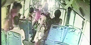 女司機(jī)路見不平一聲吼,小女孩方才脫身 視頻截圖