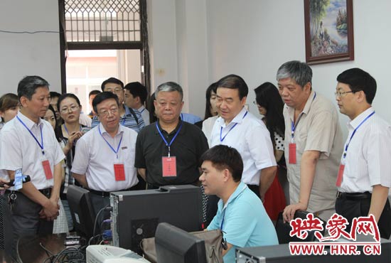 在評卷質(zhì)檢組,工作人員介紹說,今年有四級質(zhì)檢(即小組質(zhì)檢、題組質(zhì)檢、學(xué)科質(zhì)檢、省質(zhì)檢),確保嚴(yán)把質(zhì)量