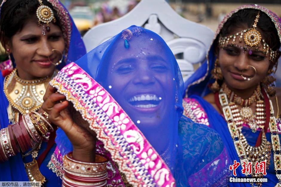 當?shù)貢r間2014年6月15日,印度新德里,印度政府為數(shù)百對貧困新人舉辦集體婚禮。