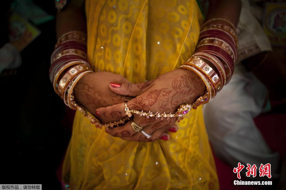 當?shù)貢r間2014年6月15日,印度新德里,印度政府為數(shù)百對貧困新人舉辦集體婚禮。