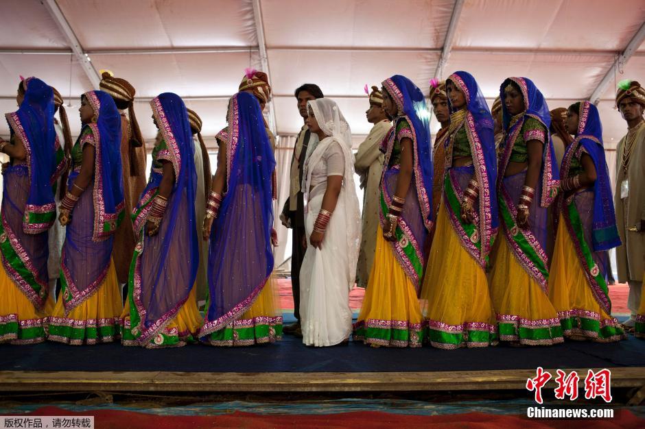 當?shù)貢r間2014年6月15日,印度新德里,印度政府為數(shù)百對貧困新人舉辦集體婚禮。