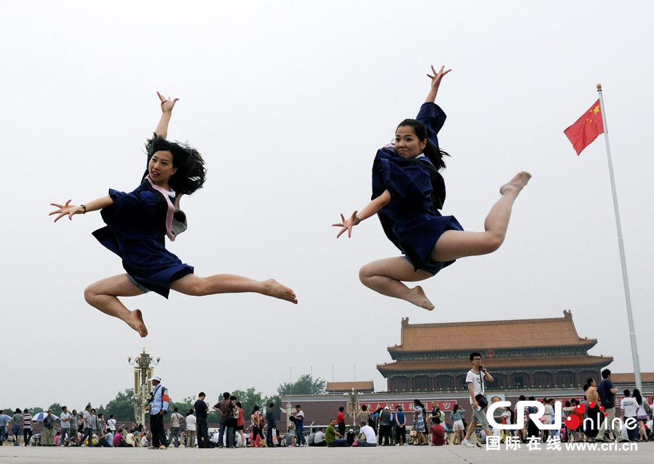 幾名打?qū)W生天安門廣場創(chuàng)意留影。圖片來源：金聞/CFP