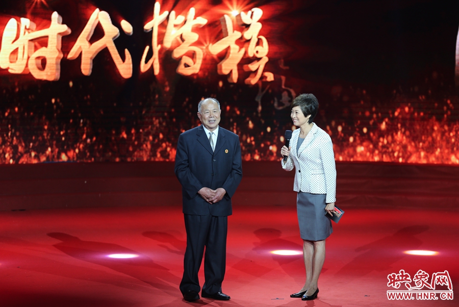 河南鄧州“編外雷鋒團”團長，在“時代楷模”發(fā)布廳接受敬一丹訪問。