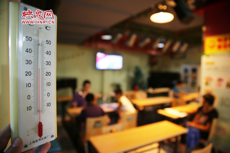 金水區(qū)人防辦（珠江琴行）納涼處，市民在25度的室內(nèi)玩棋牌。