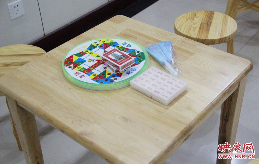 中原區(qū)人防納涼場(chǎng)所（桐柏路與中原路交叉口）內(nèi)配備的棋牌和扇子。