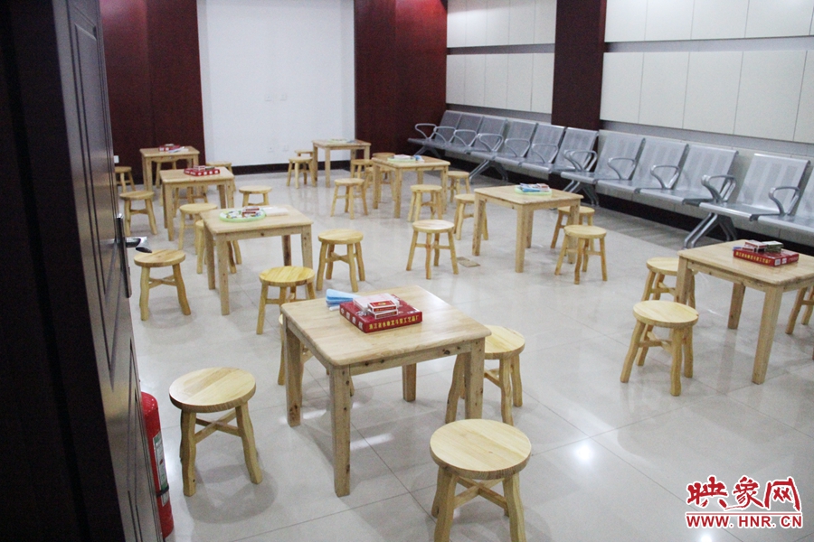 中原區(qū)人防納涼場(chǎng)所（桐柏路與中原路交叉口），內(nèi)部環(huán)境干凈整潔。