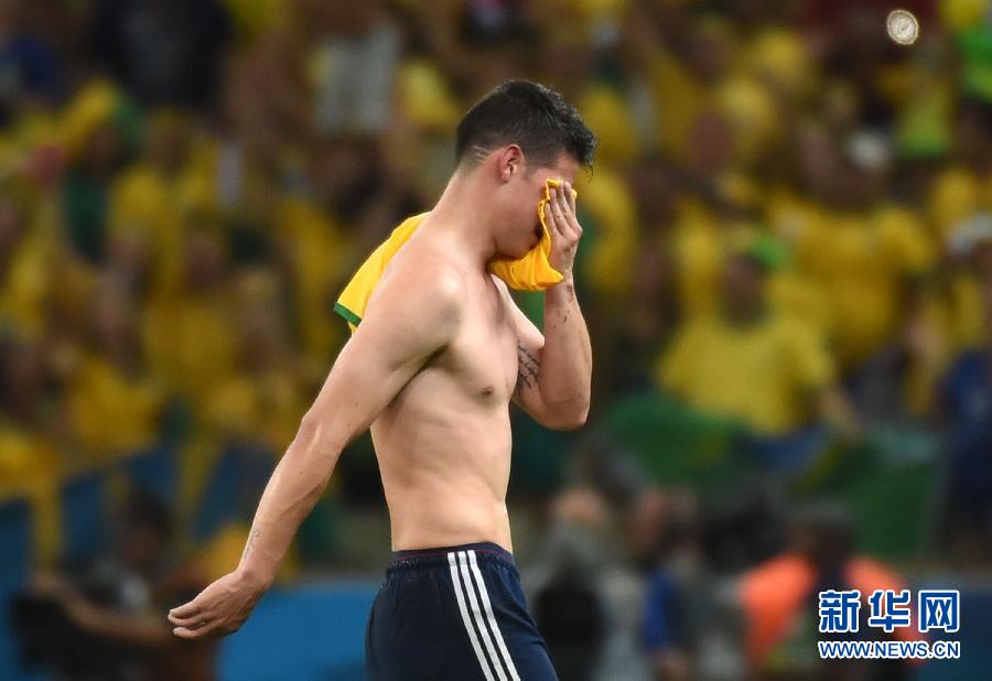 7月4日，哥倫比亞隊(duì)球員羅德里格斯退場(chǎng)時(shí)掩面而泣。