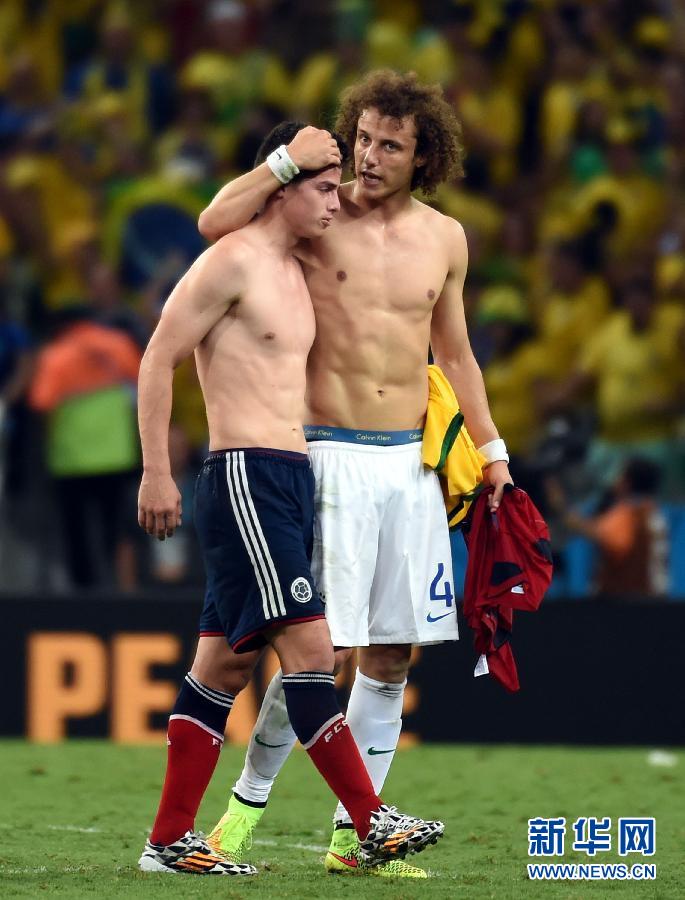 圖為7月4日，巴西隊(duì)球員路易斯（右）賽后安慰哥倫比亞隊(duì)球員羅德里格斯。