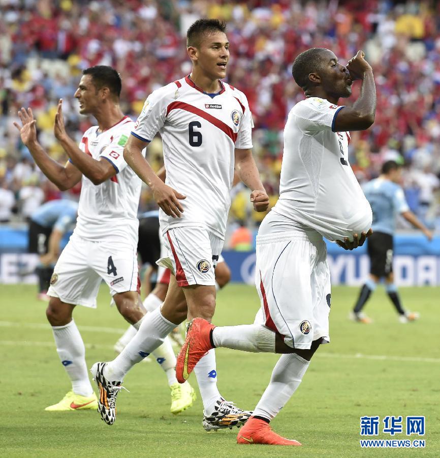 6月14日，哥斯達(dá)黎加隊(duì)球員喬·坎貝爾（右一）進(jìn)球后將足球塞進(jìn)衣服內(nèi)慶祝。