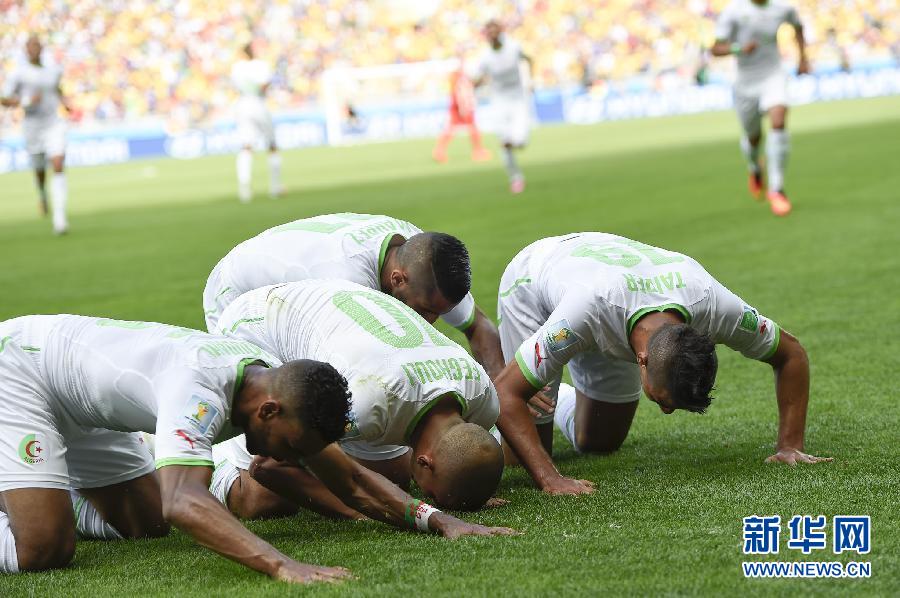 6月17日，阿爾及利亞隊(duì)球員蘇·費(fèi)古利（左二）罰入點(diǎn)球后與隊(duì)友慶祝。