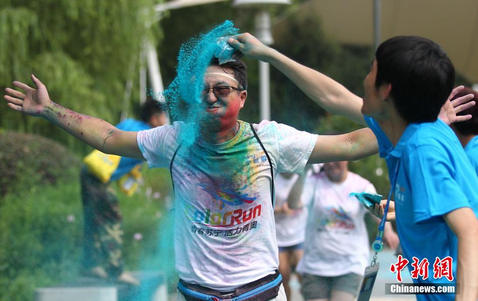 7月19日,參加彩虹跑的年輕人沖向終點后合影。